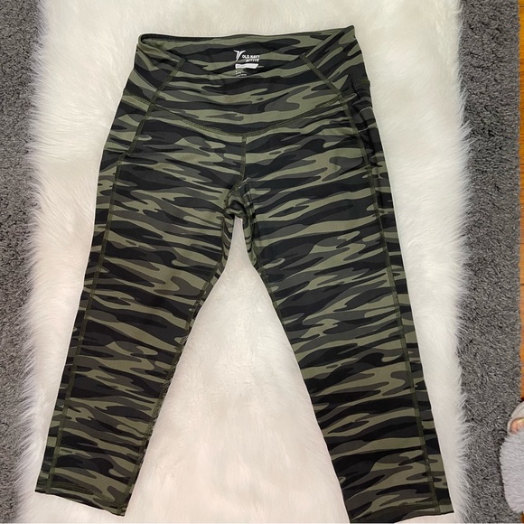 OLD NAVY ACTIVE 3/4 PANTS - M (PETITE) - Picture 1 of 2